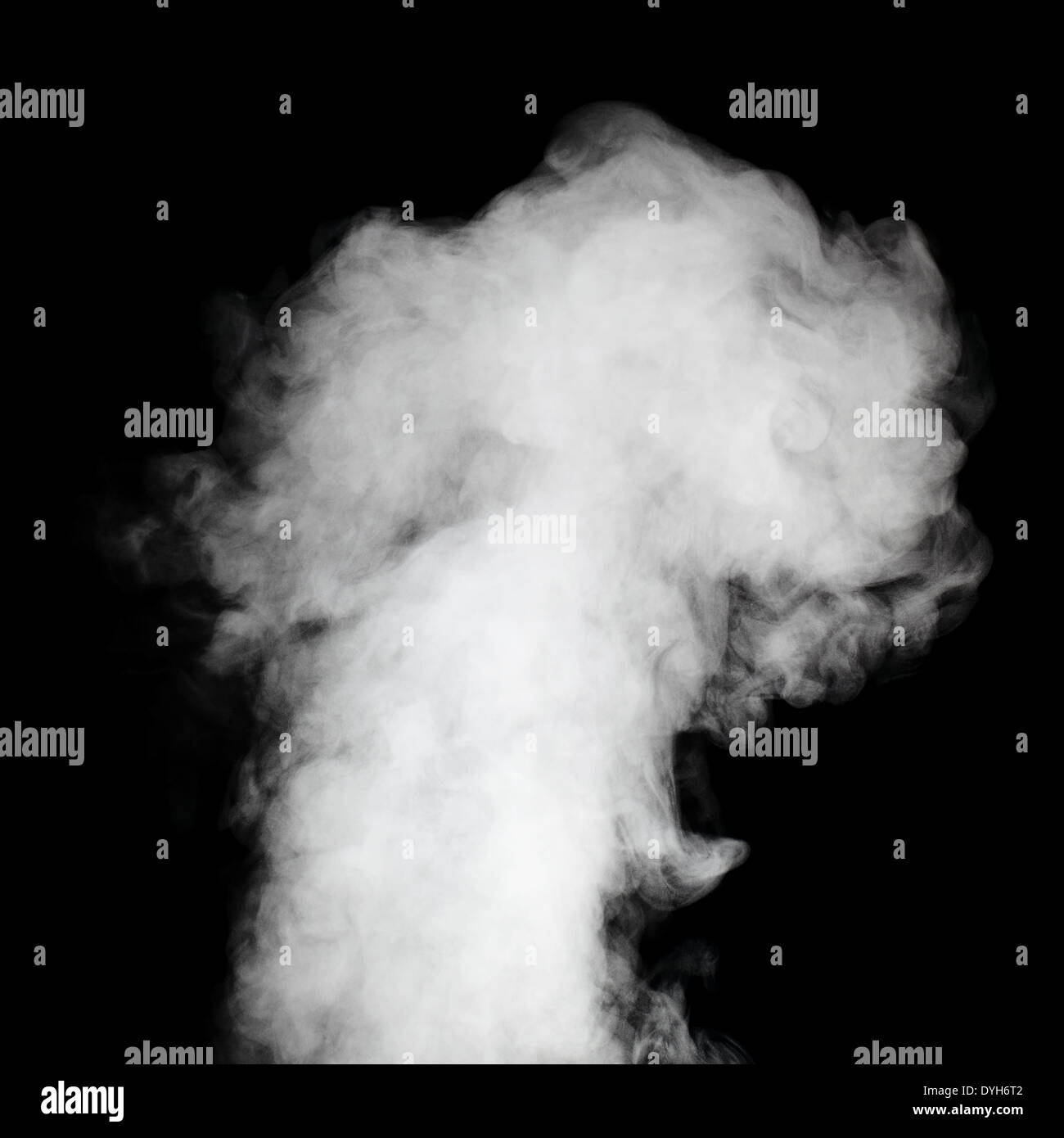 Véritable machine à vapeur blanc isolé sur fond noir avec des gouttelettes visibles. Banque D'Images