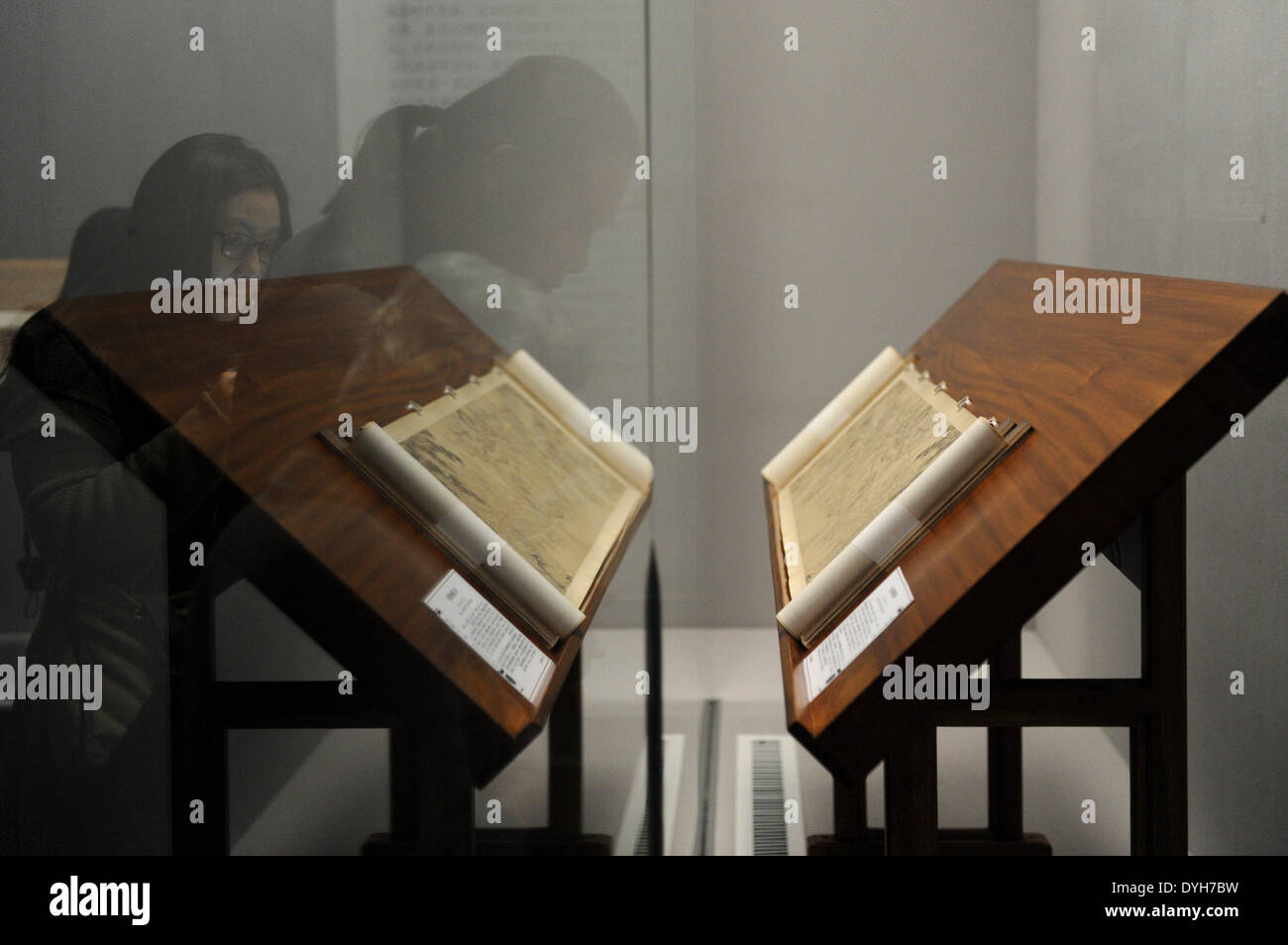 Hangzhou, Chine, Province de Zhejiang. 18 avr, 2014. Les visiteurs regarder une peinture de Zhu Yu, un artiste dans la Dynastie Yuan (1271-1368), au Musée provincial du Zhejiang à Hangzhou, capitale de la Chine de l'est la province du Zhejiang, le 18 avril 2014. Une exposition présentant les œuvres de maîtres calligraphes et peintres célèbres dans la dynastie des Tang (618-907), dynastie Song (1127-1279) et Yuan (1271-1368) le coup d'ici vendredi. Elle va durer jusqu'au 18 mai. © Ju Huanzong/Xinhua/Alamy Live News Banque D'Images