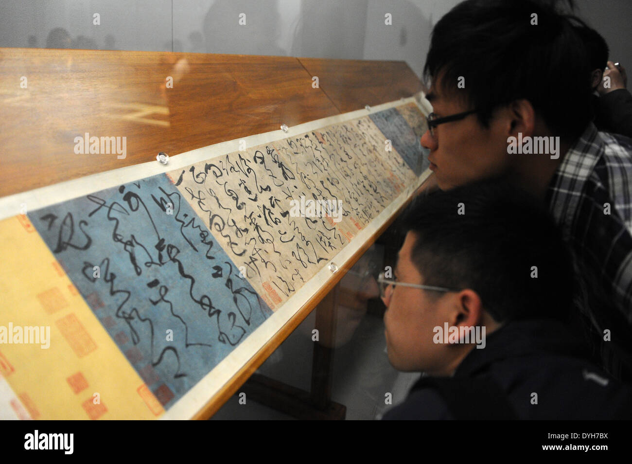 Hangzhou, Chine, Province de Zhejiang. 18 avr, 2014. Les gens regardent un travail de Zhang Xu, un célèbre calligrapheer dans la dynastie des Tang (618-907), au Musée Provincial de Zhejiang à Hangzhou, capitale de la Chine de l'est la province du Zhejiang, le 18 avril 2014. Une exposition présentant les œuvres de maîtres calligraphes et peintres célèbres dans la dynastie des Tang (618-907), dynastie Song (1127-1279) et Yuan (1271-1368) le coup d'ici vendredi. Elle va durer jusqu'au 18 mai. © Ju Huanzong/Xinhua/Alamy Live News Banque D'Images
