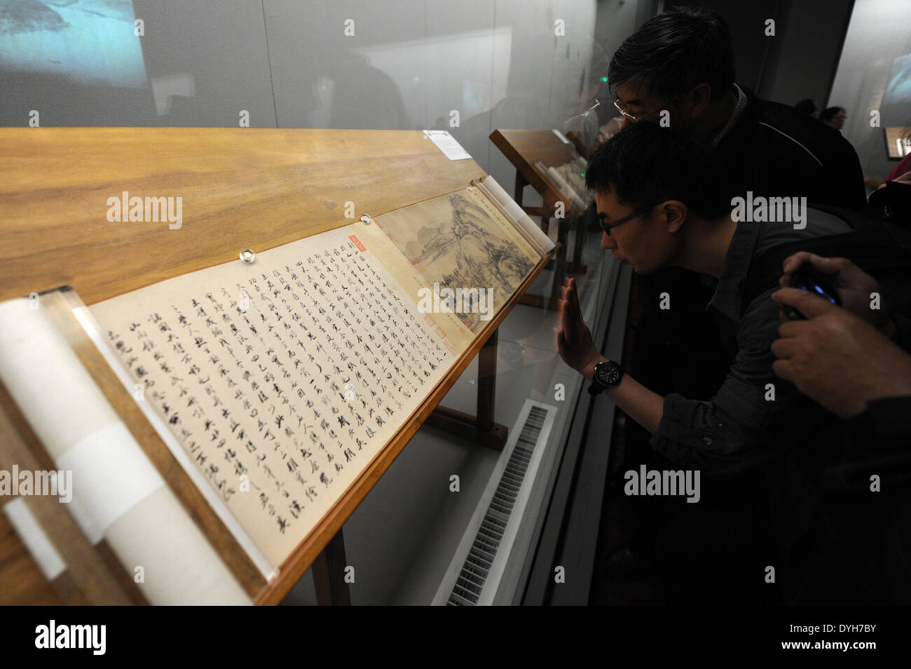 Hangzhou, Chine, Province de Zhejiang. 18 avr, 2014. Les visiteurs regarder une peinture de Huang Gongwang, un artiste en Dynastie Yuan (1271-1368), au Musée provincial du Zhejiang à Hangzhou, capitale de la Chine de l'est la province du Zhejiang, le 18 avril 2014. Une exposition présentant les œuvres de maîtres calligraphes et peintres célèbres dans la dynastie des Tang (618-907), dynastie Song (1127-1279) et Yuan (1271-1368) le coup d'ici vendredi. Elle va durer jusqu'au 18 mai. © Ju Huanzong/Xinhua/Alamy Live News Banque D'Images