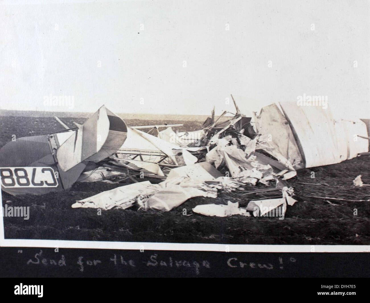 Le Dorsey photo album contient des images historiques, y compris le Curtiss Jenny et le DeHavilland DH-4, deux avions importants utilisés pendant la première Guerre mondiale. Ces avions ont joué un rôle essentiel dans le développement de l'aviation militaire et ont été largement utilisés pour les missions de reconnaissance et de combat pendant la guerre. Banque D'Images