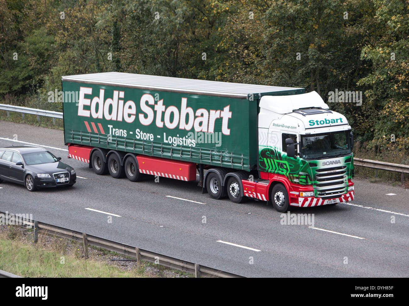 Eddie Stobart camion sur l'autoroute M25 la livraison cargo Banque D'Images
