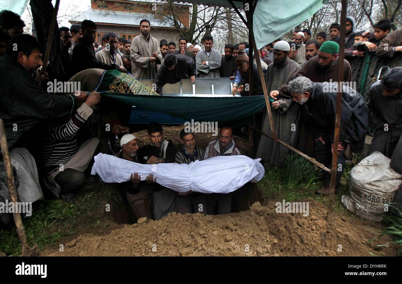 Srinagar, au Cachemire sous contrôle indien. 18 avr, 2014. Les villageois du cachemire portent le corps d'un organisme rural chef Mohammed Amin Pandith pour l'enterrement au village de Gulzarpora Pulwama district, à quelque 35 km au sud de Srinagar, capitale d'été du Cachemire sous contrôle indien, le 18 avril 2014. Des militants présumés ont abattu un organisme rural, chef politique à la base d'un travailleur affilié à l'opposition de la région, pro-Indian Peoples Democratic Party (PDP), dans la région du Cachemire sous contrôle, a annoncé la police vendredi. Credit : Javed Dar/Xinhua/Alamy Live News Banque D'Images