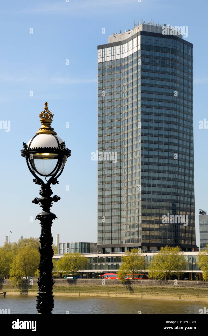 Londres, Angleterre, Royaume-Uni. Millbank Tower (1963 : Ronald Ward et partenaires ) 118m / 387 m de haut. Banque D'Images