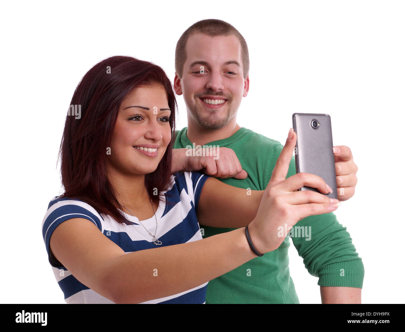 Happy young couple en tenant un appareil photo de téléphone intelligent avec selfies Banque D'Images