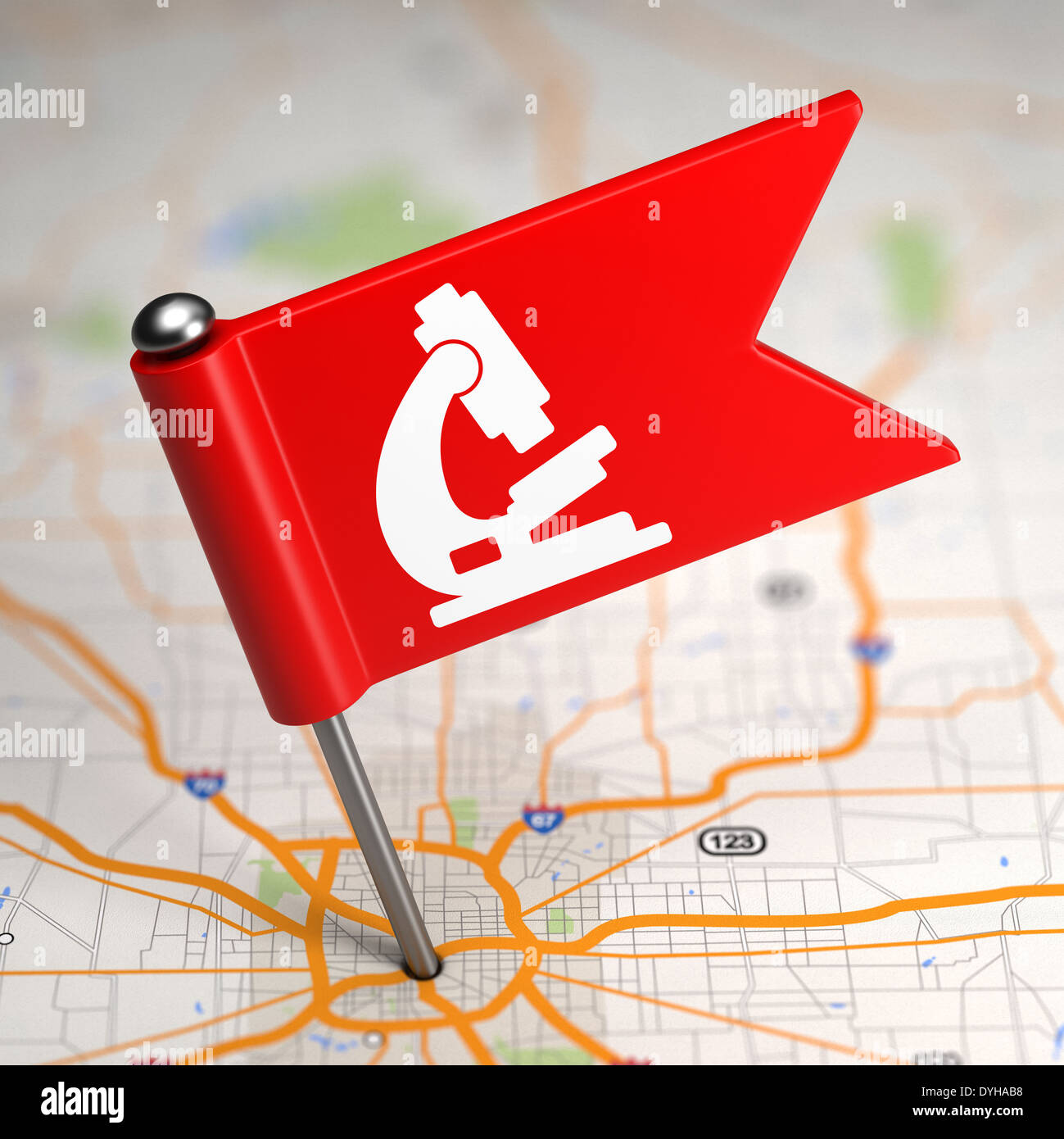Petit drapeau rouge avec Microscope icône sur une carte de fond avec focus sélectif. Banque D'Images