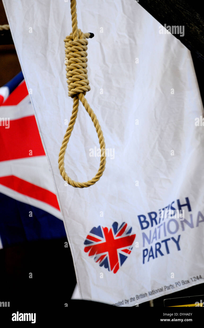 Parti national britannique d'un drapeau et de potence à l'Lee Rigby le procès pour meurtre de la peine - Old Bailey 26 févr. 2014. Banque D'Images