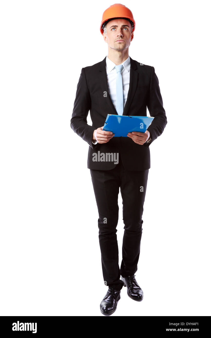 Portrait d'un confident businessman in helmet holding dossier bleu sur fond blanc Banque D'Images