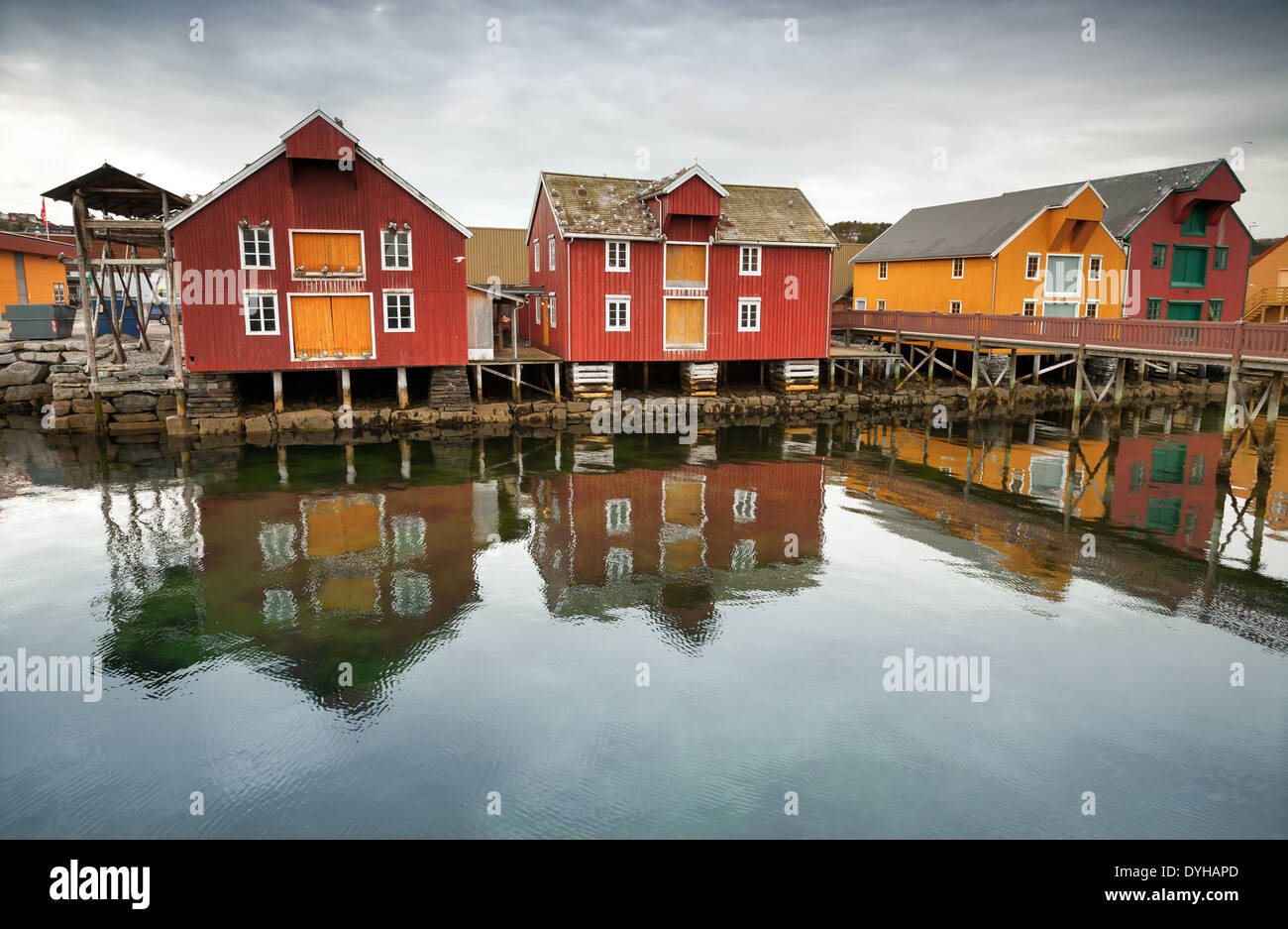Maisons en bois rouge et jaune dans le village de la pêche norvégienne. Rorvik, Norvège Banque D'Images