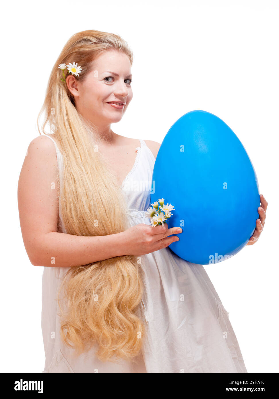 Pâques - Jeune femme avec de longs cheveux blonds et de grands oeufs bleu. Banque D'Images