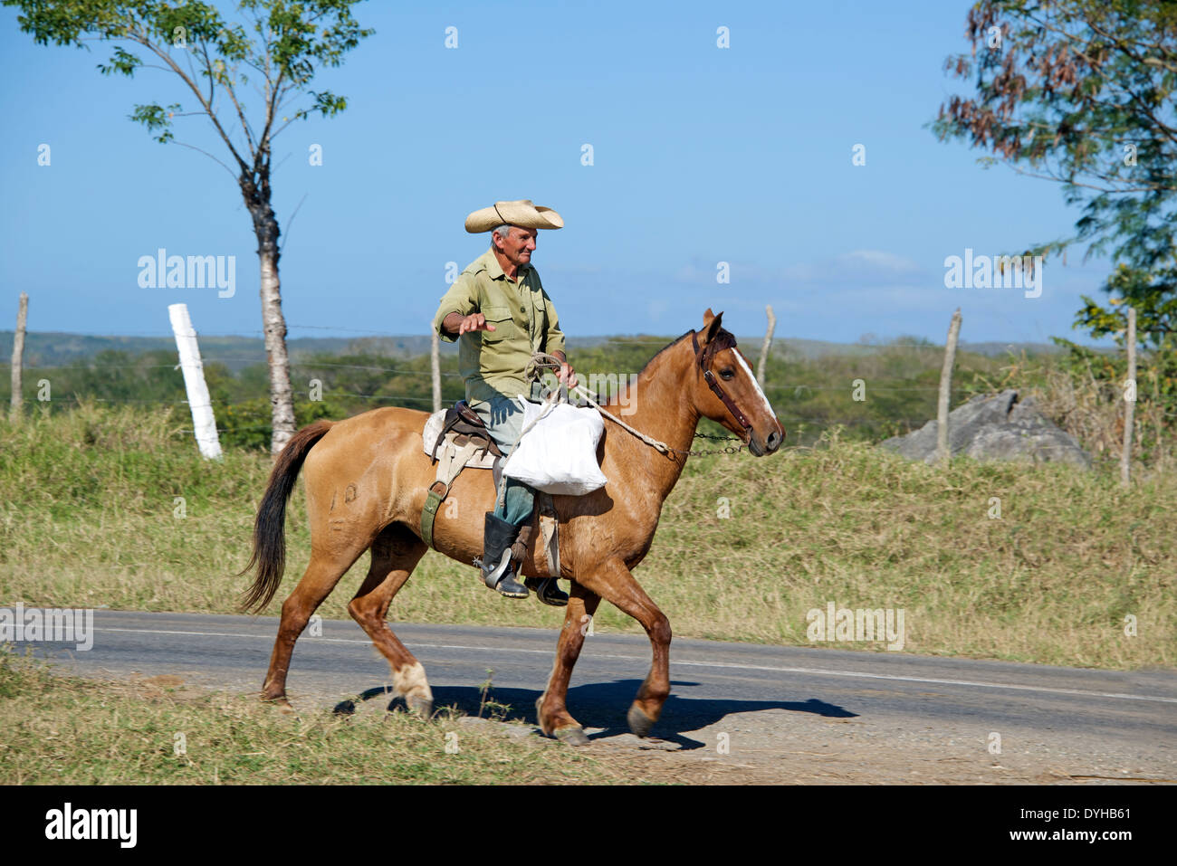 Man riding horse Cuba Cienfuegos Province Banque D'Images