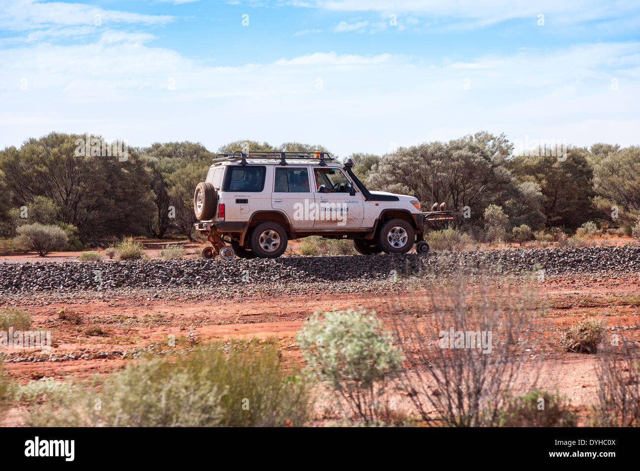 L'Australie l'Inspection à rail-Kookynie. Land Cruiser, véhicule rail-route ferroviaire Banque D'Images L'Australie l'Inspection à rail-Kookynie. Land Cruiser, véhicule rail-route ferroviaire Banque D'Images