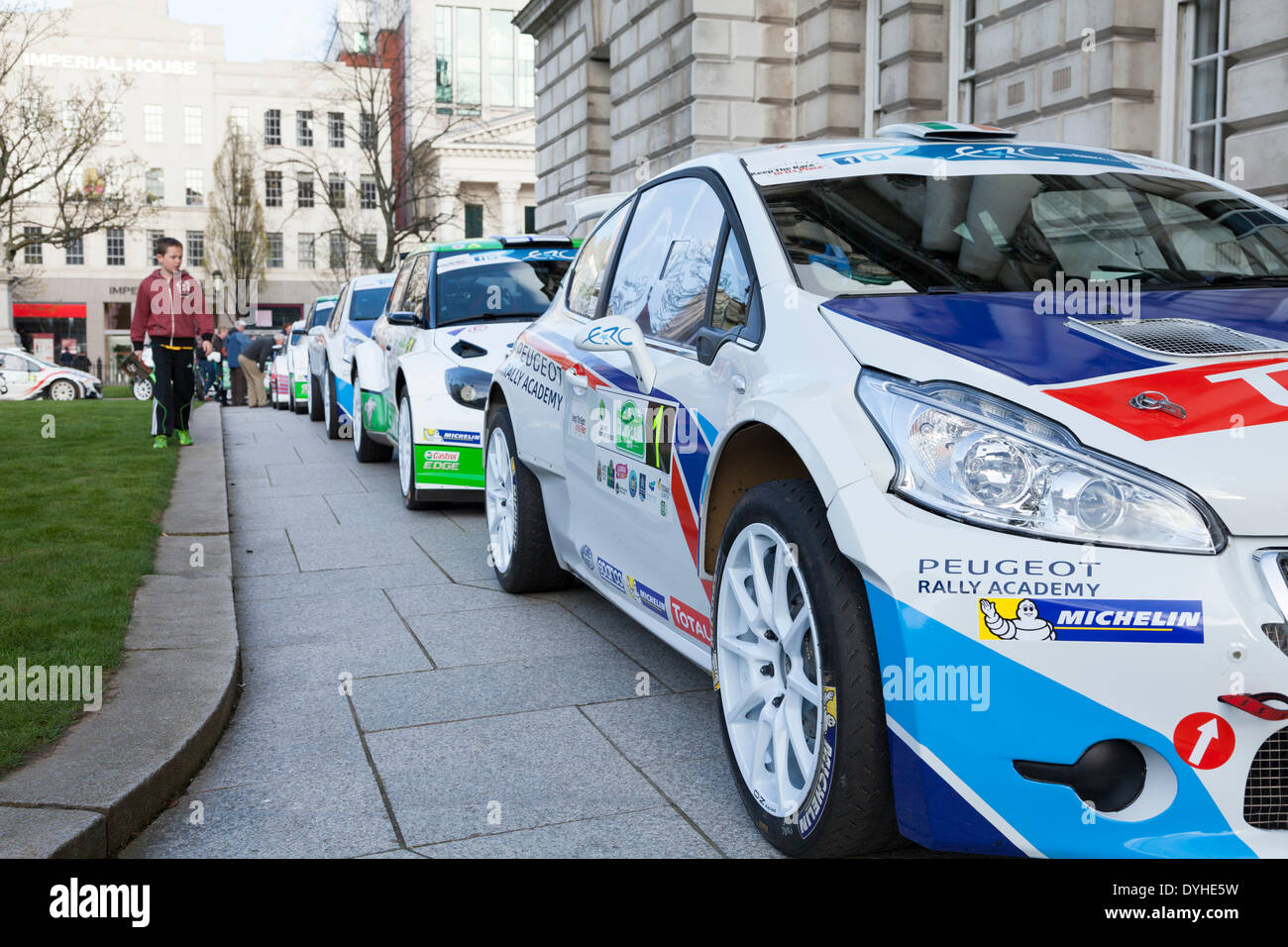 City Hall, Belfast, Irlande du Nord, Royaume-Uni. 17 avril 2014. Le circuit du Rallye d'Irlande 2014. Attendre des voitures dans l'enceinte de l'hôtel de ville avant le début. Crédit : J Orr/Alamy Live News Banque D'Images