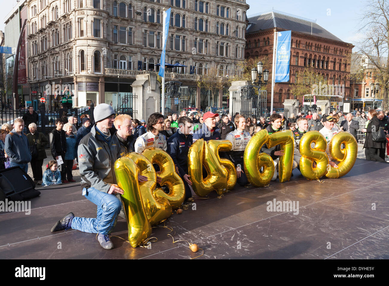 City Hall, Belfast, Irlande du Nord, Royaume-Uni. 17 avril 2014. Le circuit du Rallye d'Irlande 2014. Pour les photographies représentent les conducteurs après sélection de leur position de départ. Crédit : J Orr/Alamy Live News Banque D'Images