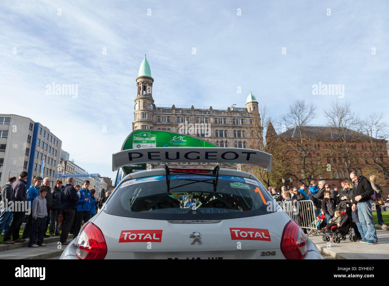 City Hall, Belfast, Irlande du Nord, Royaume-Uni. 17 avril 2014. Le circuit du Rallye d'Irlande 2014. Peugeot (Craig Breen, Martin Scott) en attendant le départ. Crédit : J Orr/Alamy Live News Banque D'Images