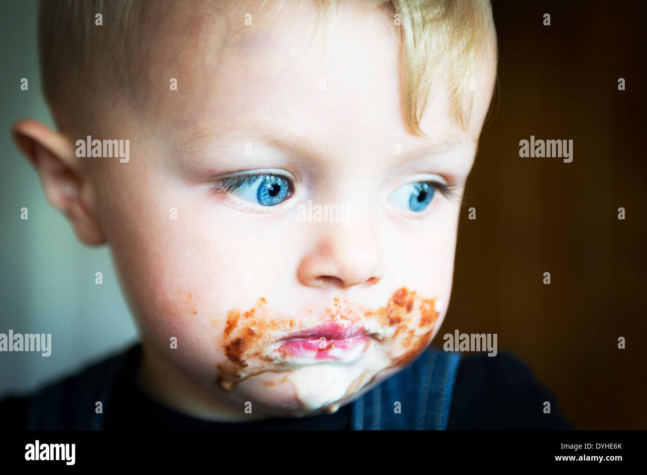 , Basildon Essex. 18 avril 2014. Un garçon de deux ans commence à se sent un peu malade après avoir mangé son chocolat de Pâques traiter. Photographe : Gordon 1928/Alamy Live News Banque D'Images