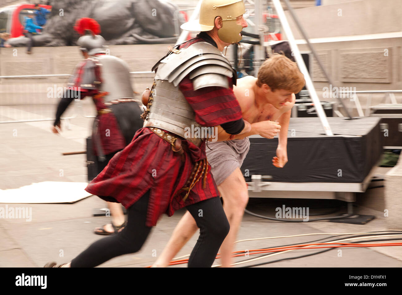 Londres, Royaume-Uni. 18 avril 2014. Scène dramatique de l'open air de Passion de Jésus par les joueurs Wintershall à Trafalgar Square, le Vendredi saint. Tovy Adina : Crédit/Alamy Live News Banque D'Images