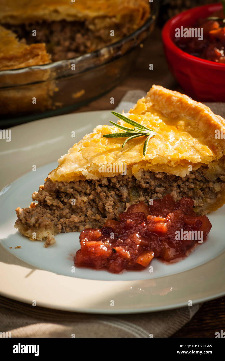 Tranche de viande de porc traditionnel pie Tourtiere avec apple et chutney de canneberges du Québec, Canada. Banque D'Images