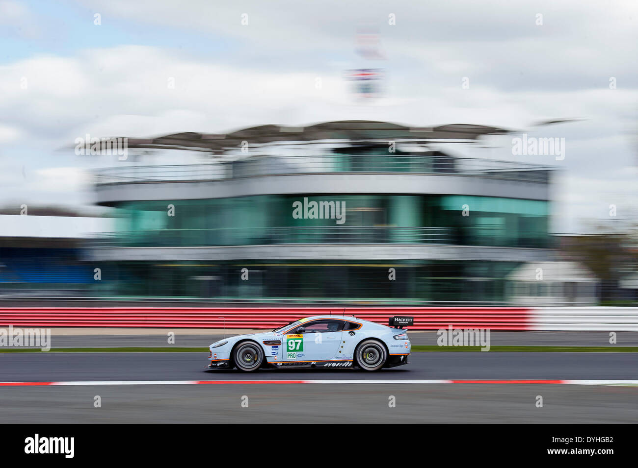 Northampton, Royaume-Uni. 18 avr, 2014. # 97 Aston Martin Racing Aston Martin Vantage V8 de Darren Turner (GBR)/Stefan Mucke (GER)/ en action au cours de la première à la première série de l'2014 FIA World Endurance Championship du circuit de Silverstone. Credit : Action Plus Sport/Alamy Live News Banque D'Images