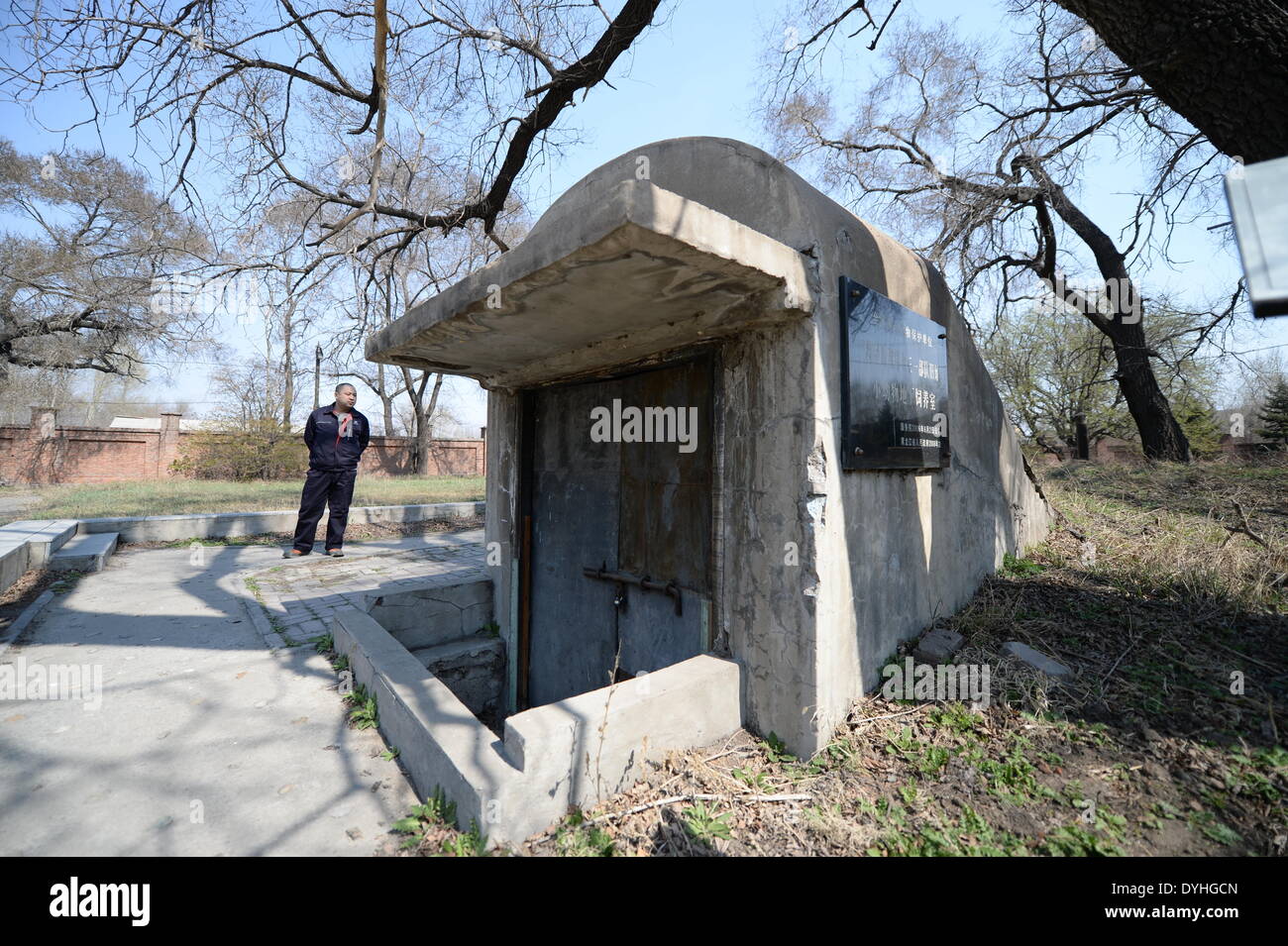 (140418) -- HARBIN, 18 avril 2014 (Xinhua) -- Photo prise le 18 avril 2014 montre les ruines d'une entrée de la reproduction animale chambres de l'Unité 731 dans la région de Harbin, capitale de la province du nord-est de la Chine. L'unité 731 était une à base de Harbin de guerre chimique et biologique de l'unité de recherche de l'armée japonaise pendant la DEUXIÈME GUERRE MONDIALE. L'Unité 731 ruines des installations à Harbin sont les preuves d'atrocités pendant la guerre commises par les envahisseurs japonais en Chine. L'unité 731 ont mené une série d'expériences dont l'objet les victimes de vivisections germe, attaques de guerre, essais d'armes nucléaires et d'autres formes de torture. Apri Banque D'Images