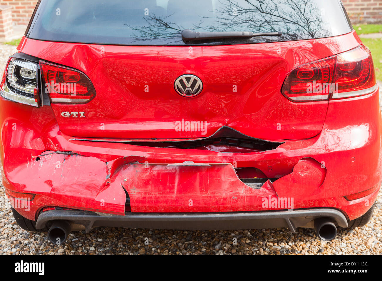 Volkswagen Golf GTI rouge endommagé dans un accident de la route de collision arrière Banque D'Images