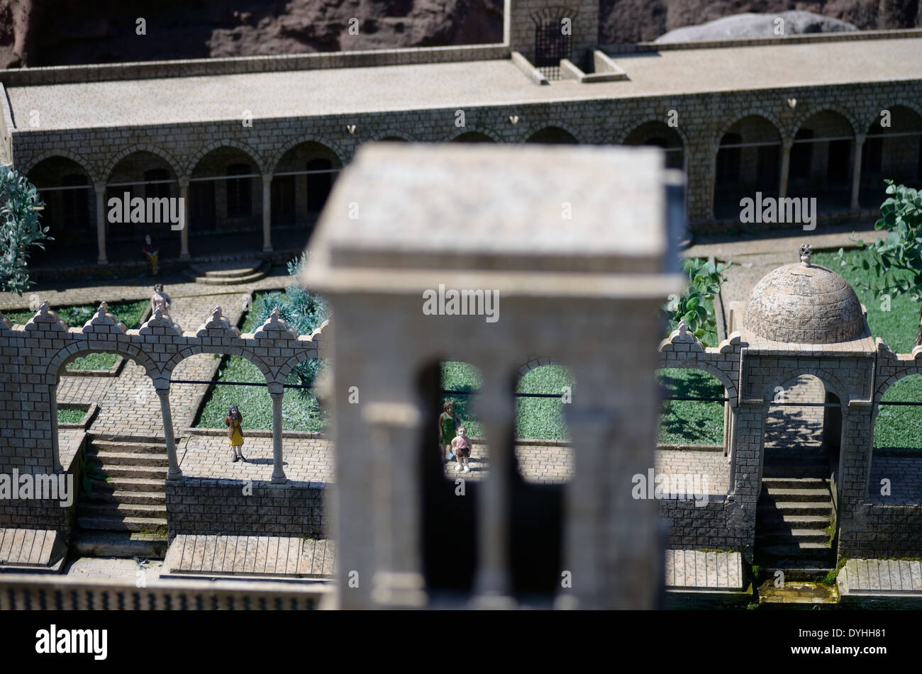 L'enfant, par le biais d'un piaulement fenêtre miniature, à Miniaturk, Istanbul, Turquie Banque D'Images