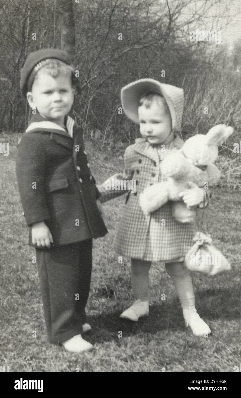 Petit garçon et fille avec girl holding bunny dans le New Jersey, vers 1940 Banque D'Images