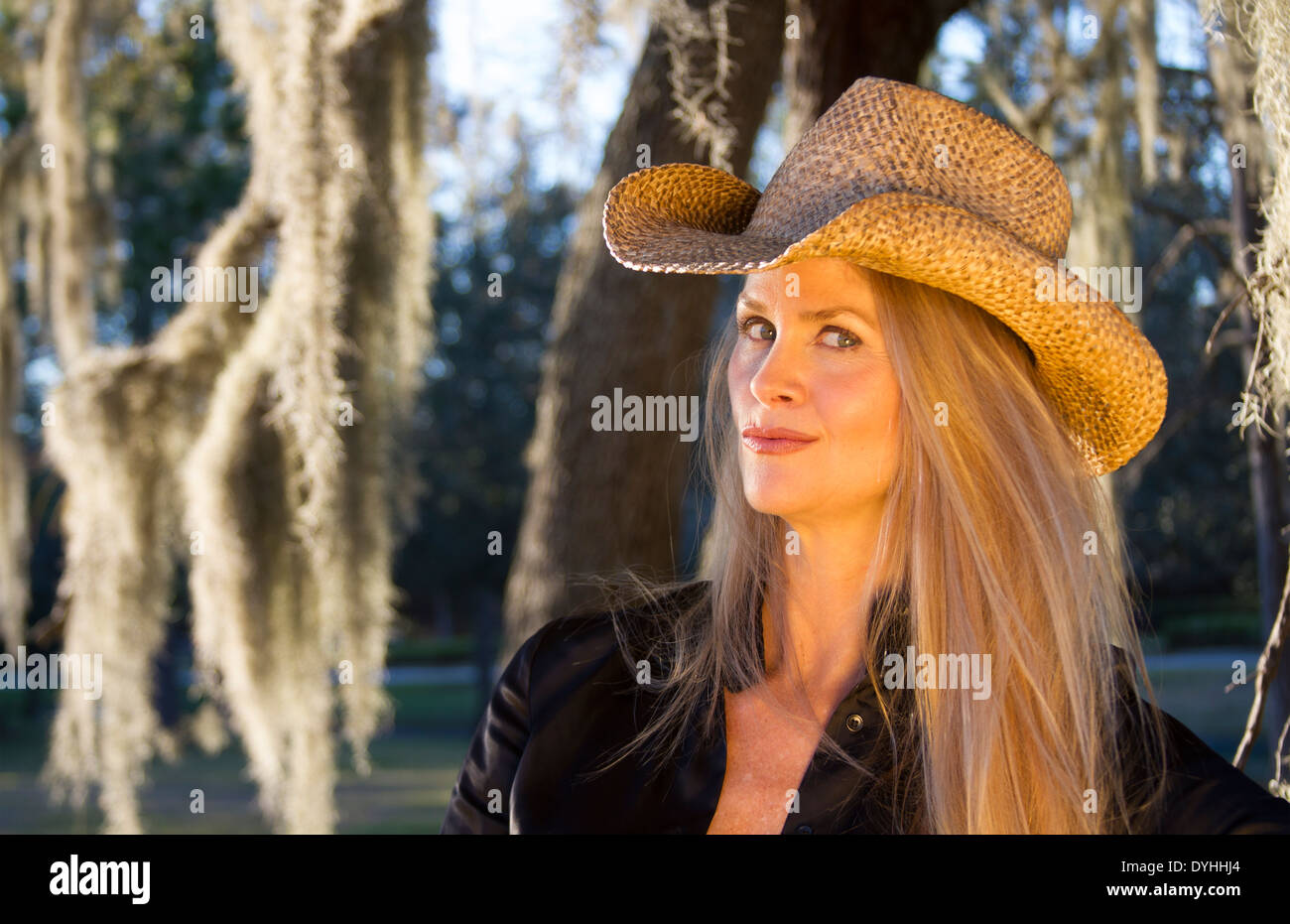 Belle blonde femme d'âge moyen avec cowgirl chapeau de cowboy sur Banque D'Images