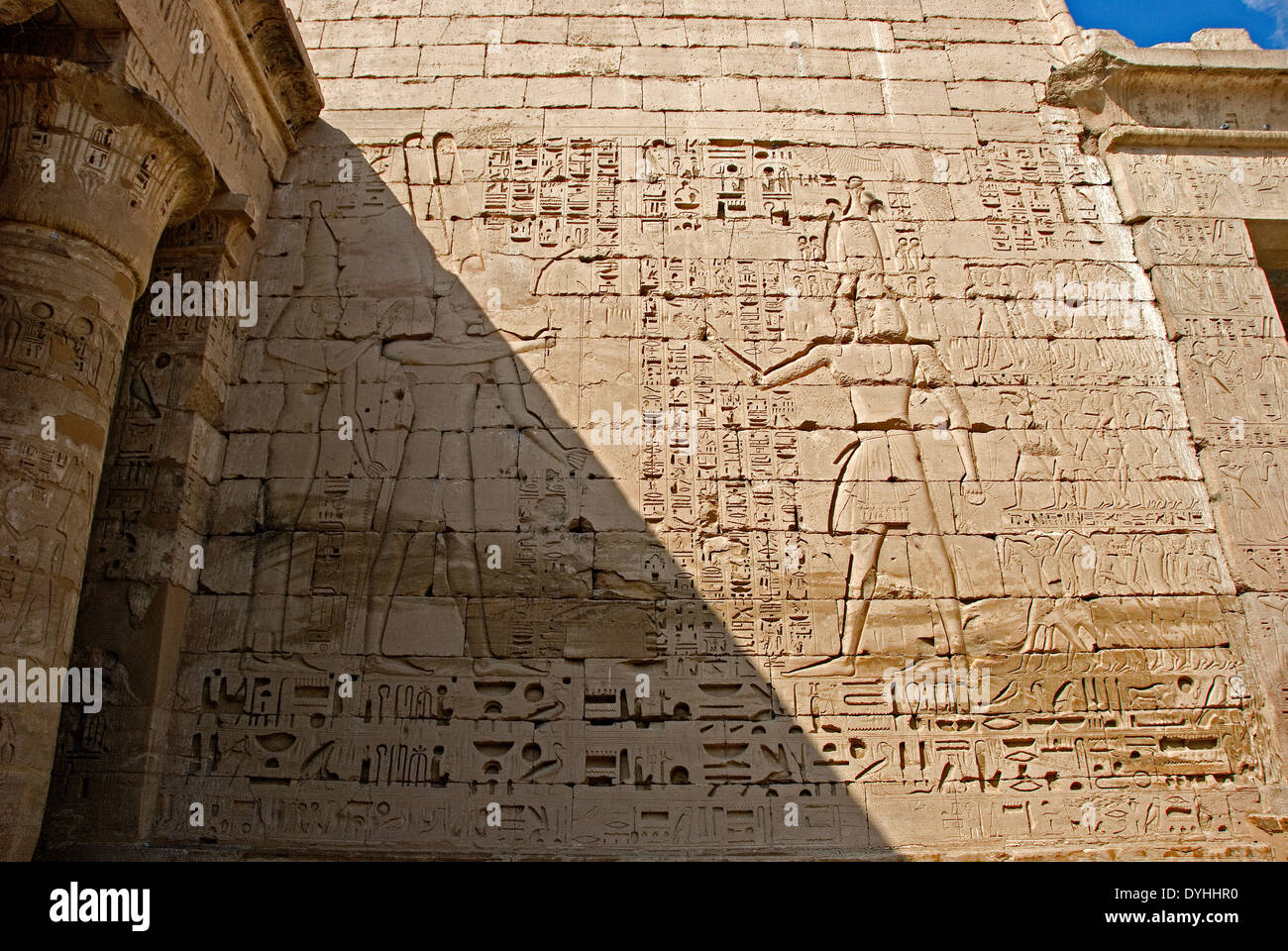 Temple de Ramsès III (1198-1167 av. - XX° Dyn.) à Médinet Habou : reliefs sur mur dans la deuxième cour Banque D'Images