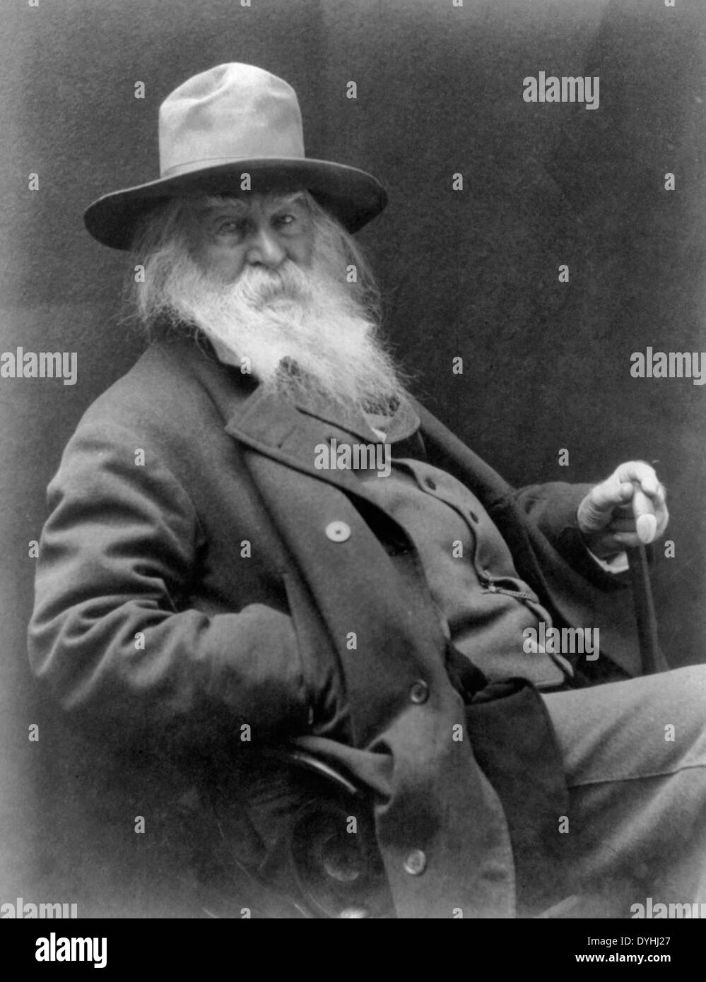 Walt Whitman, portrait de trois-quarts, assis, faisant face à droite, wearing hat, circa 1887 Banque D'Images