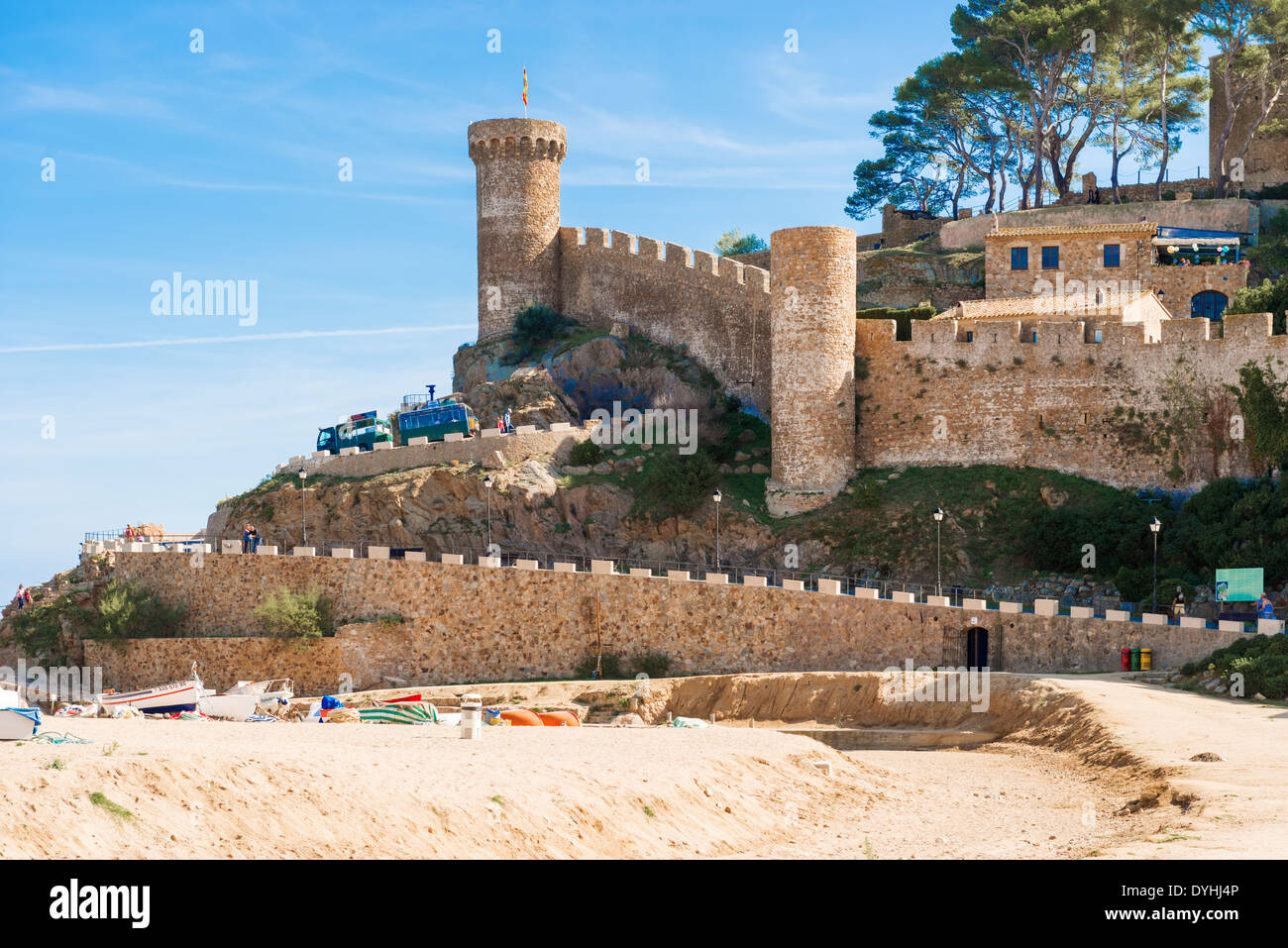 Tossa de Mar, Espagne - 13 Octobre : touristique à la plage et du château médiéval de Tossa de Mar, Catalogne, Espagne, Costa Brava Banque D'Images