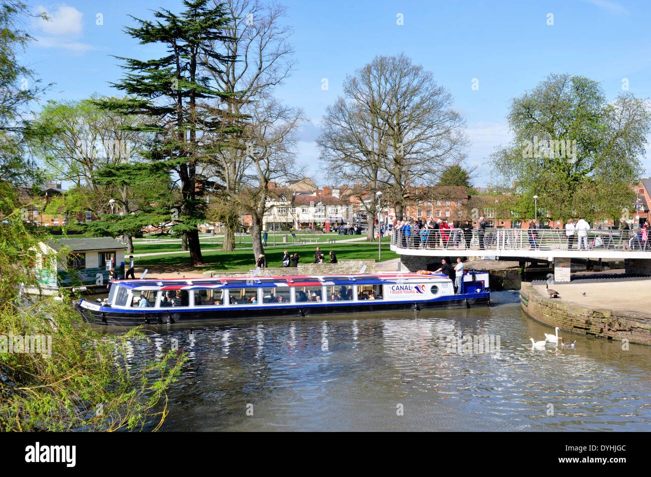 Stratford Upon Avon - Avon - bateau de croisière Fleuve occupé - laissant le Bancroft Gdns marina - regarder les gens - soleil du printemps Banque D'Images