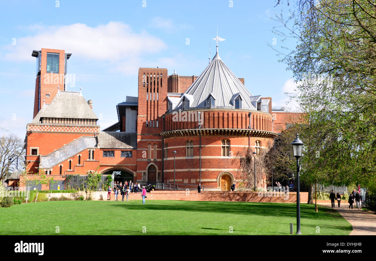 Stratford Upon Avon - théâtre RSC - l'ancienne pièce d'origine - vue former le Riverside gardens - soleil du printemps - blue sky Banque D'Images