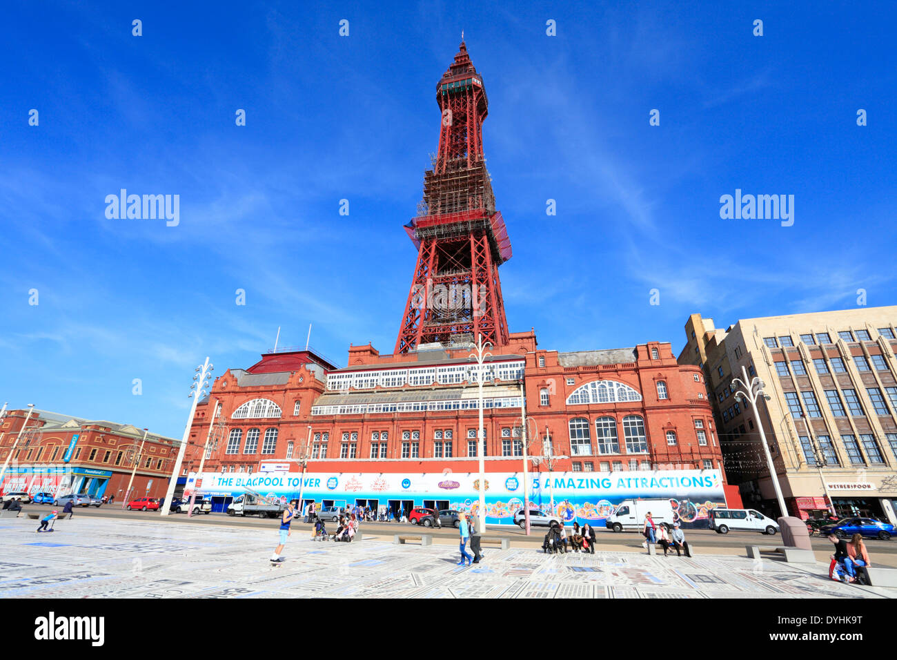 La tour de Blackpool et de tapis de comédie sur la promenade front de régénération, Blackpool, Lancashire, Angleterre, Royaume-Uni. Banque D'Images