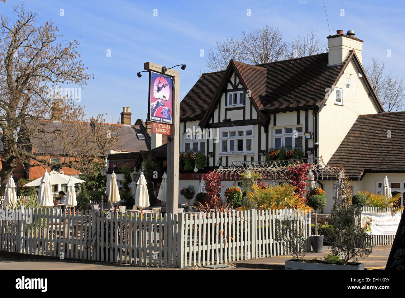 Hare and Hounds pub le long de Church Road, Claygate, Surrey, Angleterre, Royaume-Uni. Banque D'Images
