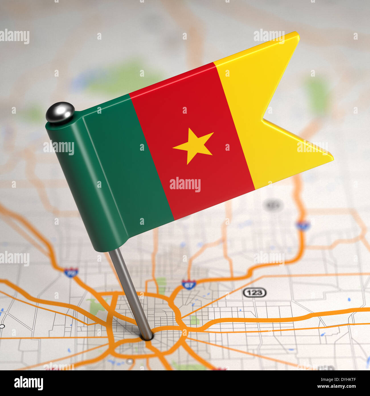 Cameroun petit drapeau sur un fond de carte. Banque D'Images