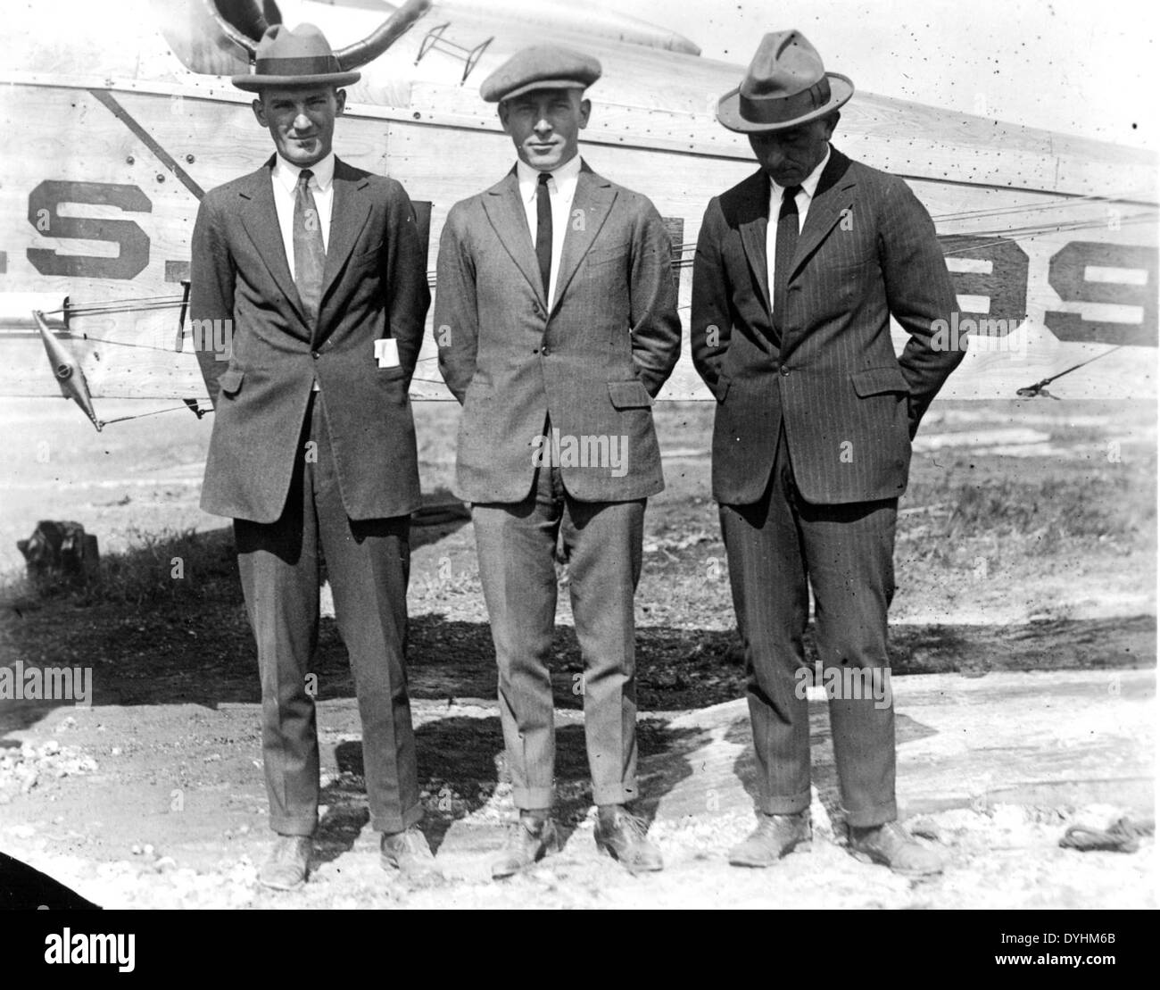 Par exemple Leonhardt Collection spéciale Photo Leonhardt, Paul F. Collins, et un autre homme en costumes devant un avion postal des États-Unis Banque D'Images