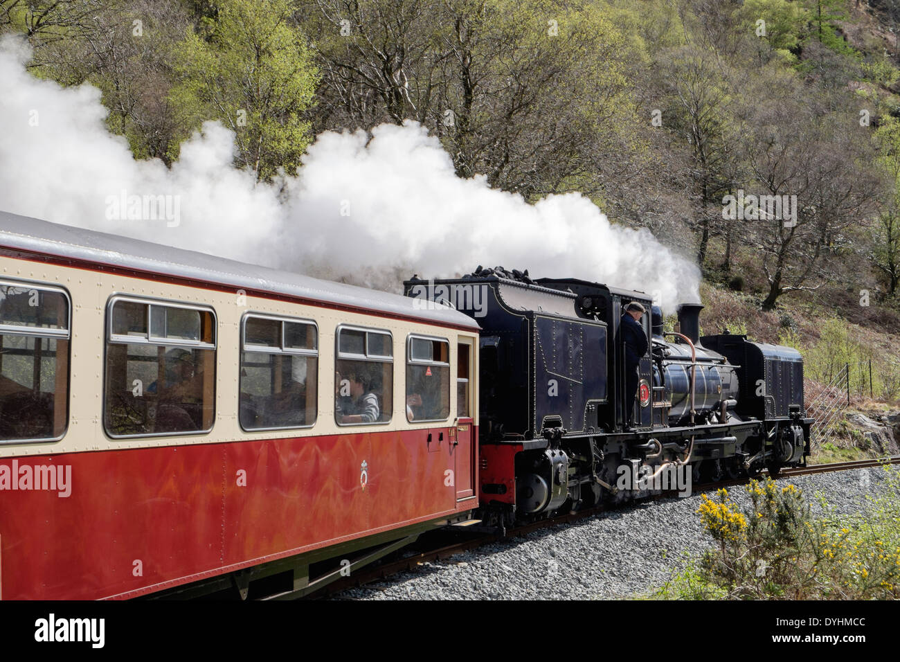 Welsh Highland Railway train à vapeur 87 moteur voyageant le long Aberglaslyn Pass in Snowdonia. Le Nord du Pays de Galles UK DE Beddgelert Gwynedd Banque D'Images