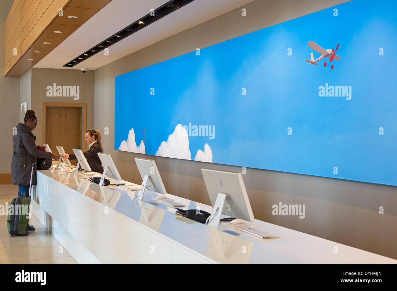 Rosemont, Illinois - un invité dans les contrôles à l'hôtel Intercontinental près de Chicago O'Hare Airport. Banque D'Images