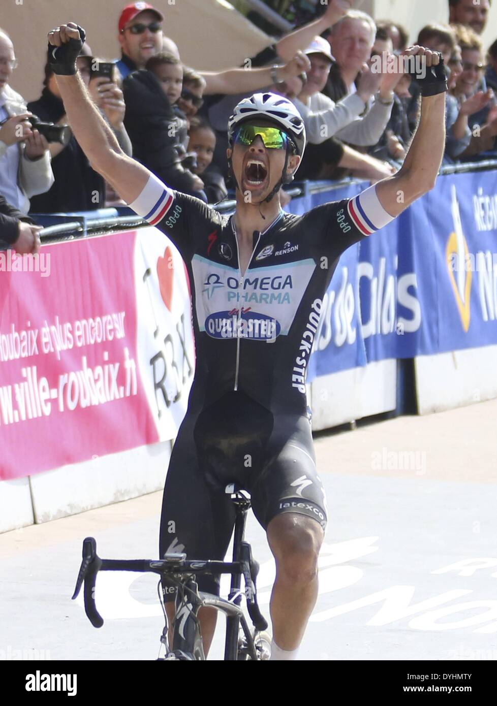 13.04.2014. Paris à Roubaix, France. Le paris à Roubaix course cycliste. Niki Terpstra gagnant NED Omega Pharma Quick Step franchit la ligne d'arrivée Banque D'Images