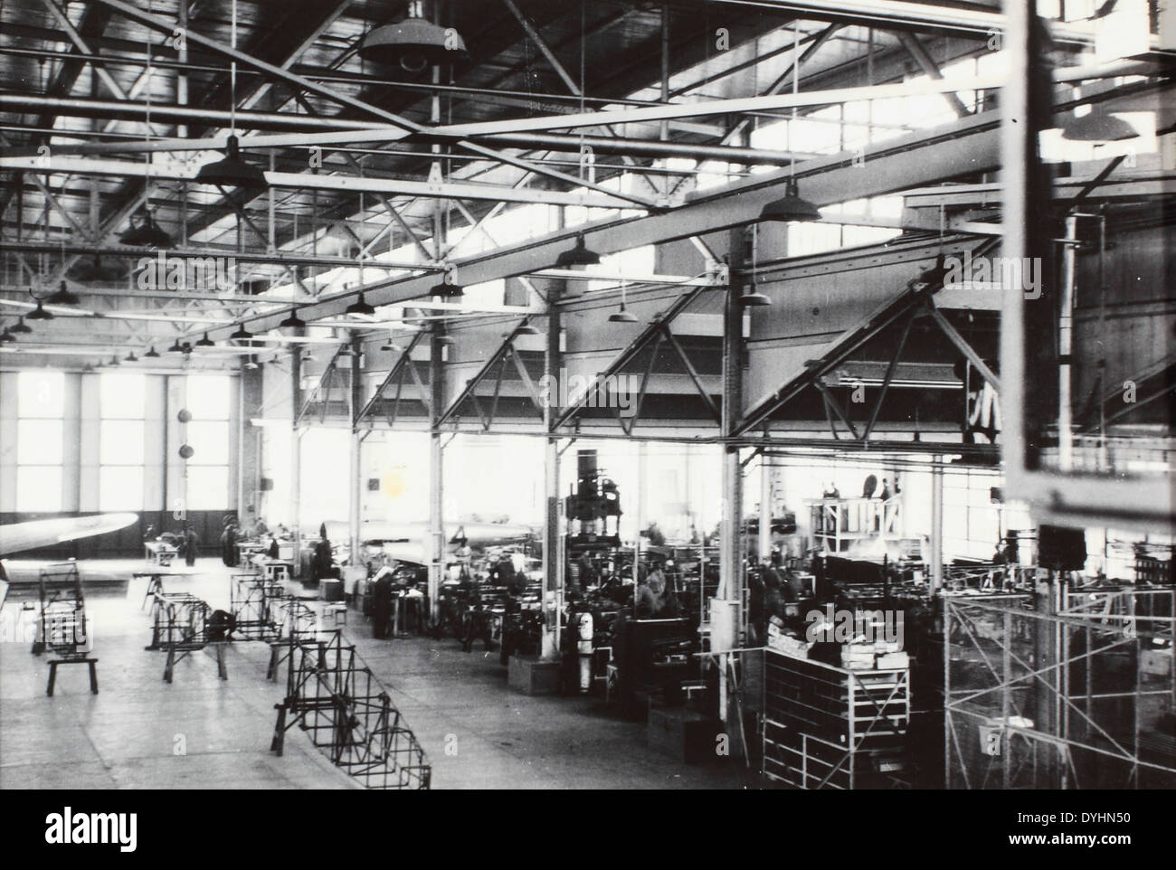Cette photographie donne un aperçu de l'intérieur d'une usine de fabrication d'avions, capturant le processus d'assemblage. Ces usines étaient au cœur de la production d'avions de guerre et d'après-guerre, contribuant à façonner l'industrie aéronautique moderne et les flottes aériennes militaires. Banque D'Images