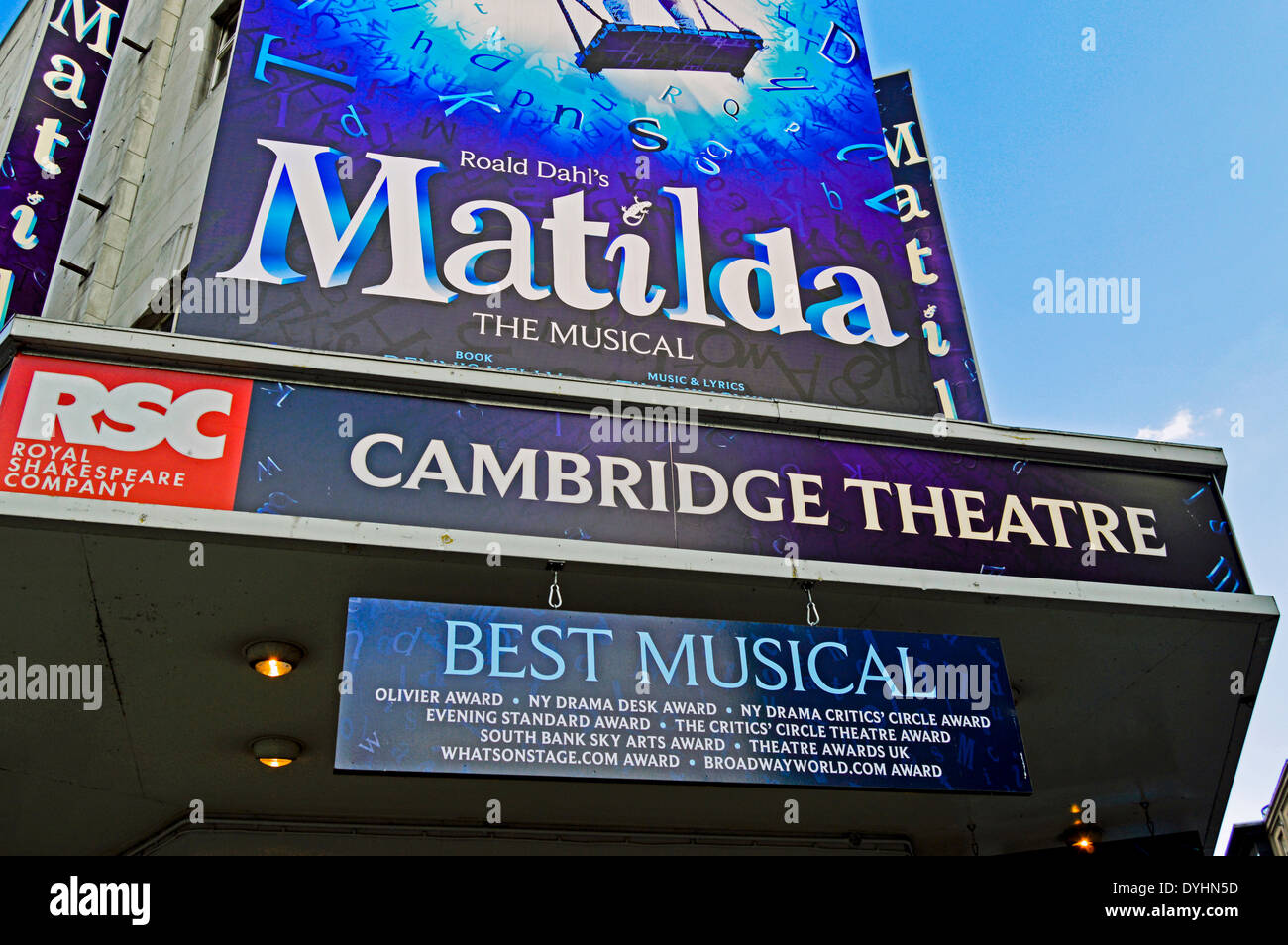 Cambridge Theatre, un théâtre du West End face à Seven Dials, West End, Londres, Angleterre, Royaume-Uni Banque D'Images
