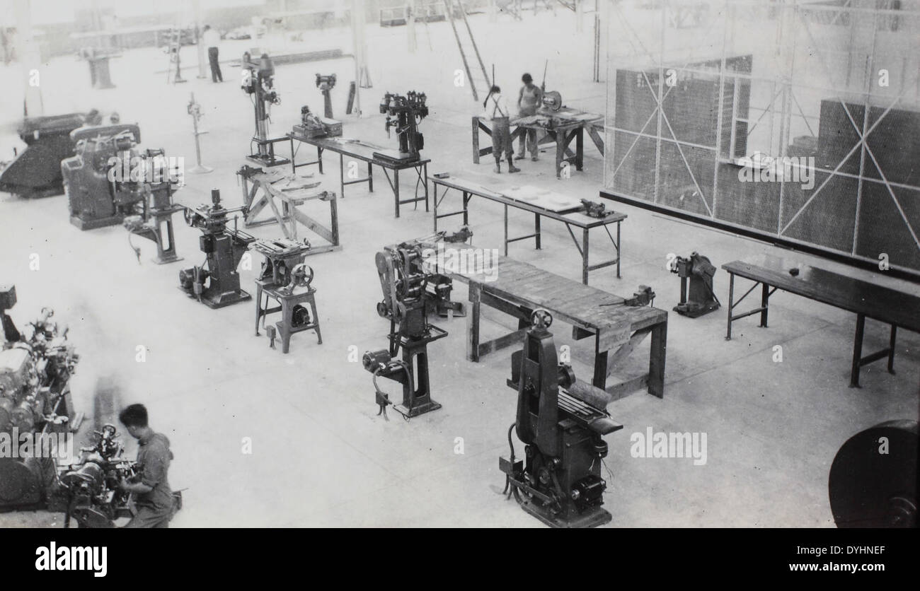 Cette image montre les travailleurs dans l'usine, probablement dans une usine aérospatiale ou une usine de fabrication. Il met en lumière l'environnement industriel et le personnel impliqué dans les processus de production au milieu du XXe siècle. Banque D'Images