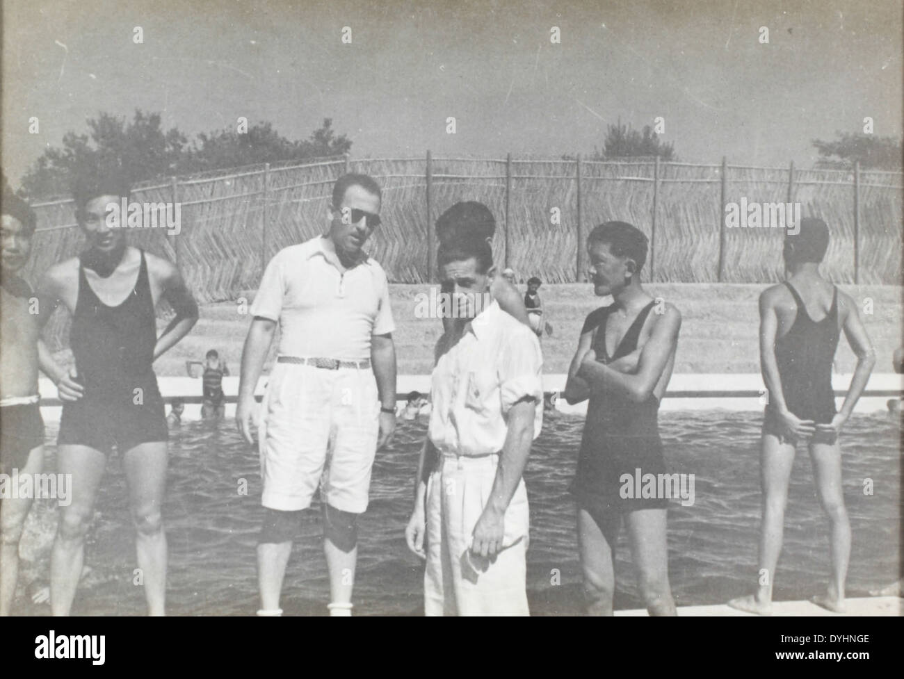 Une photo historique de nageurs, mettant en valeur l'athlétisme et les activités de sports nautiques. L'image capture l'habileté et le dévouement requis pour la natation, en se concentrant sur les athlètes en action. Banque D'Images