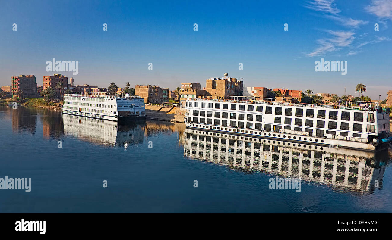 Les bateaux de croisière sur le Nil en Égypte à l'aube pour les passagers en attente Banque D'Images