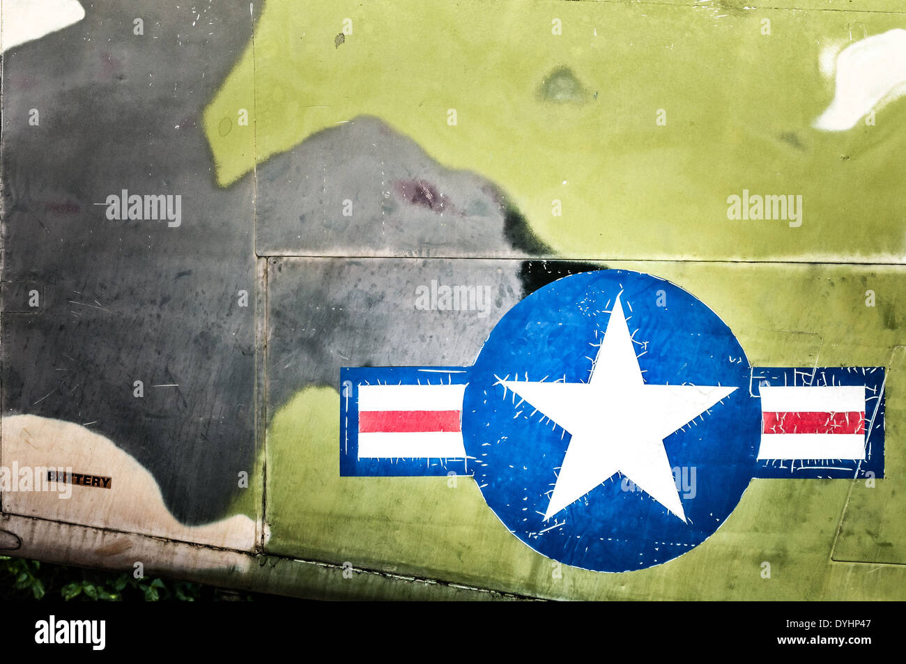 Partie d'avion militaire avec l'United States Air Force signe. Big White Star par le cercle bleu avec bandes de côté. Banque D'Images