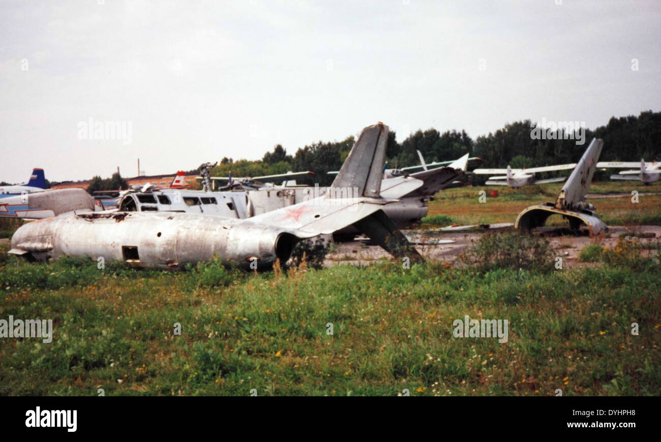 Le MiG-15 UTI, une version d'entraînement à deux places du MiG-15, est exposé dans le Boneyard de l'avion. Le MiG-15 était l'un des chasseurs à réaction soviétiques les plus emblématiques de la guerre de Corée, connu pour sa vitesse et sa maniabilité. Cette image particulière capture son état de repos dans le Boneyard, symbolisant la transition du service militaire à la retraite. Banque D'Images