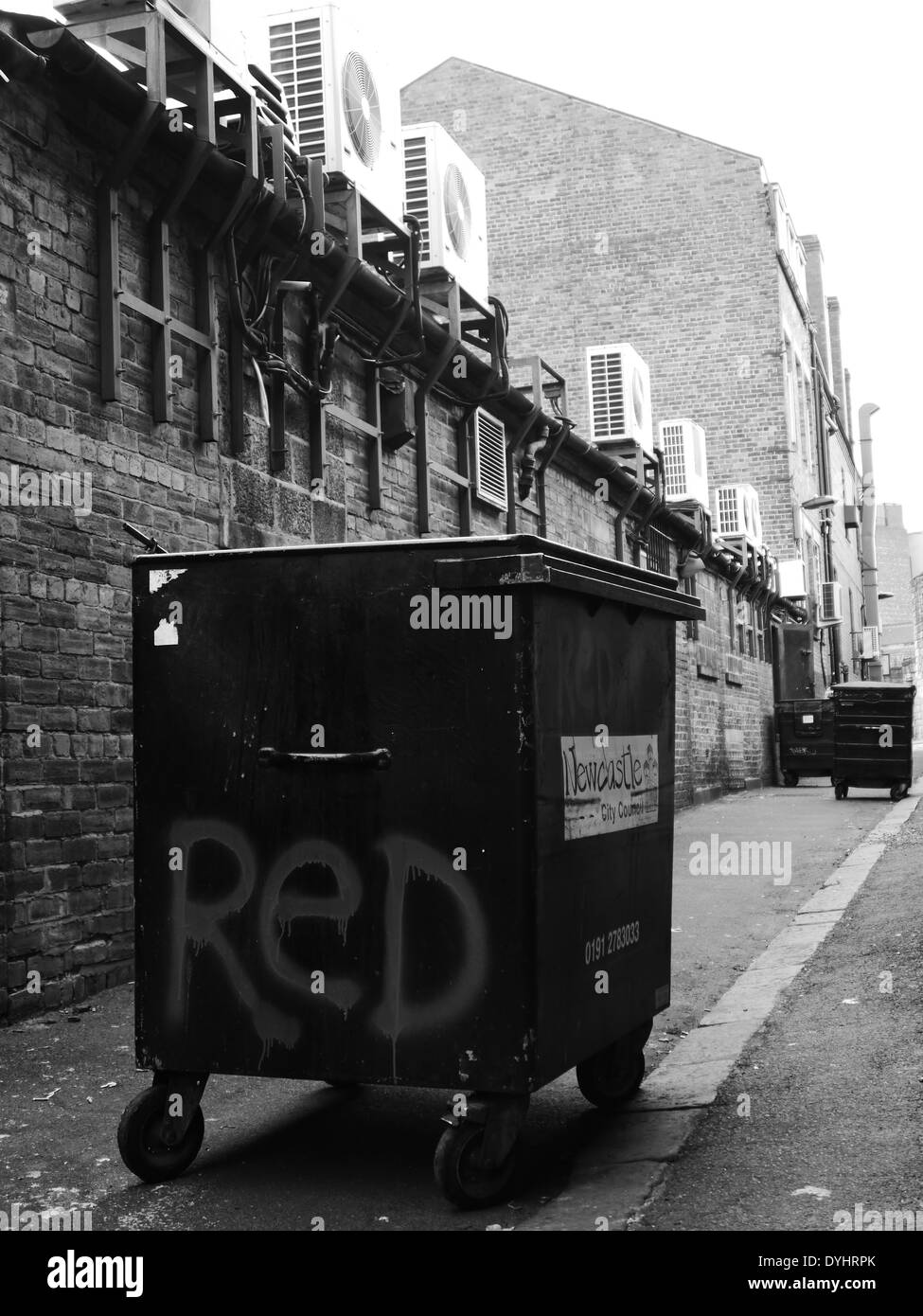 Image Monochrome - Urban street scène montrant la ventilation / ventilateurs extracteur et wheelie les poubelles, Newcastle upon Tyne, Angleterre Banque D'Images