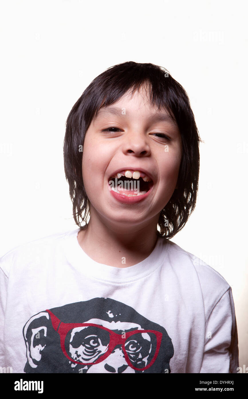 Jeune garçon riant Banque D'Images