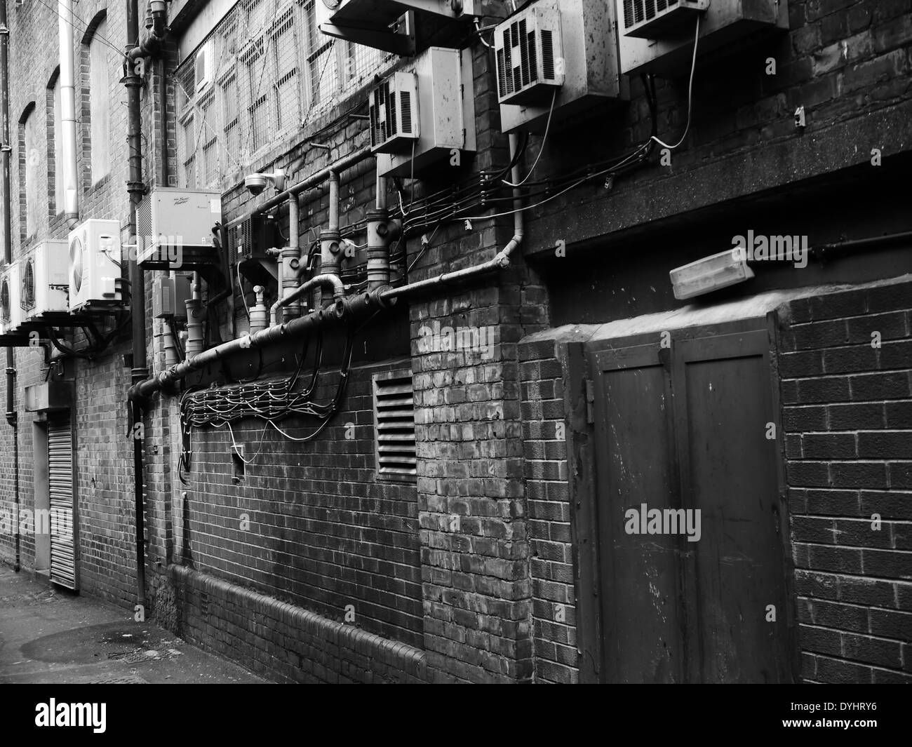 Image Monochrome - Urban street scène montrant la ventilation / unités d'extraction de l'air sur un mur, Newcastle upon Tyne, England, UK Banque D'Images